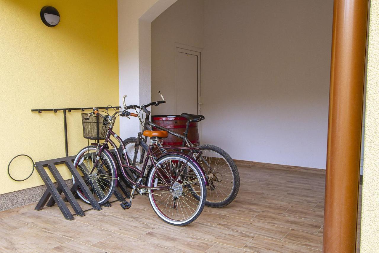 Apartmani Justic Njivice Bagian luar foto